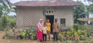 Rumah Pak Tolib Sangat Memprihatinkan, Dindingnya Bolong & Pernah Dimasuki Ular